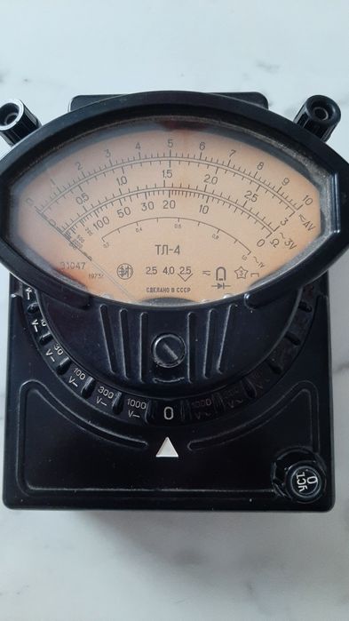 Прибор измерительный, ампервольтомметр.