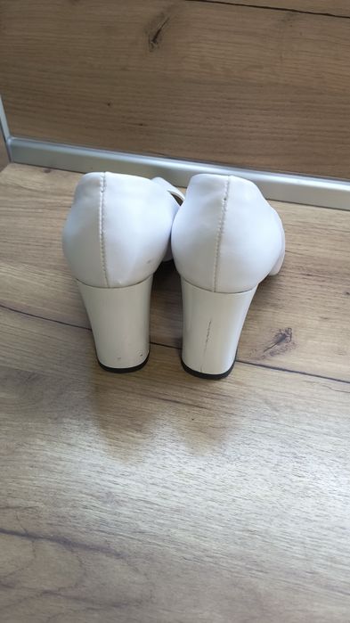 Бели обувки 38 номер