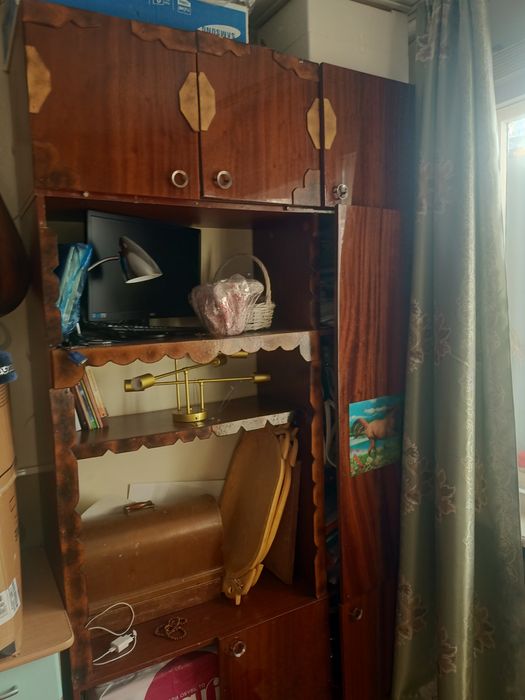 Отдам даром старую стенку