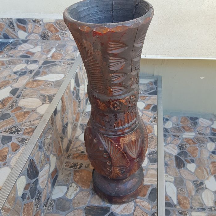 Vând vază din lemn sculptată manual