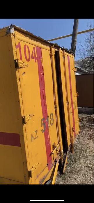 Будка с окнами и дверьми