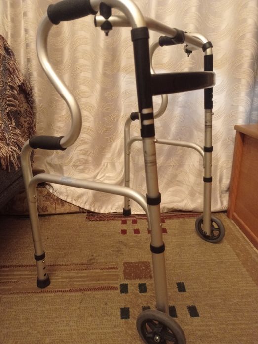 Ходунки для пожилых людей