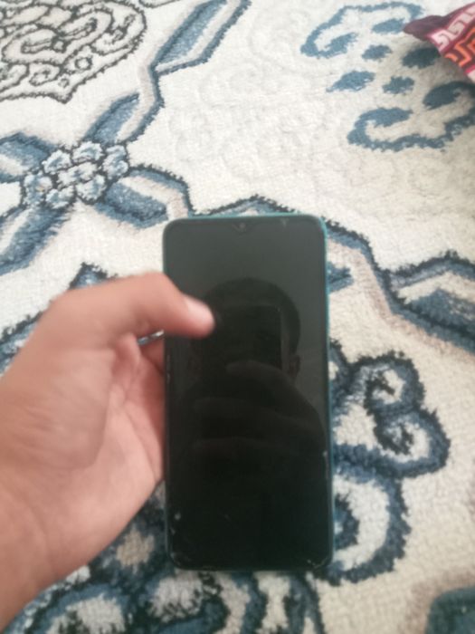 Telefon sotiladi  :holati yahshi chihol yoki bromni plionka