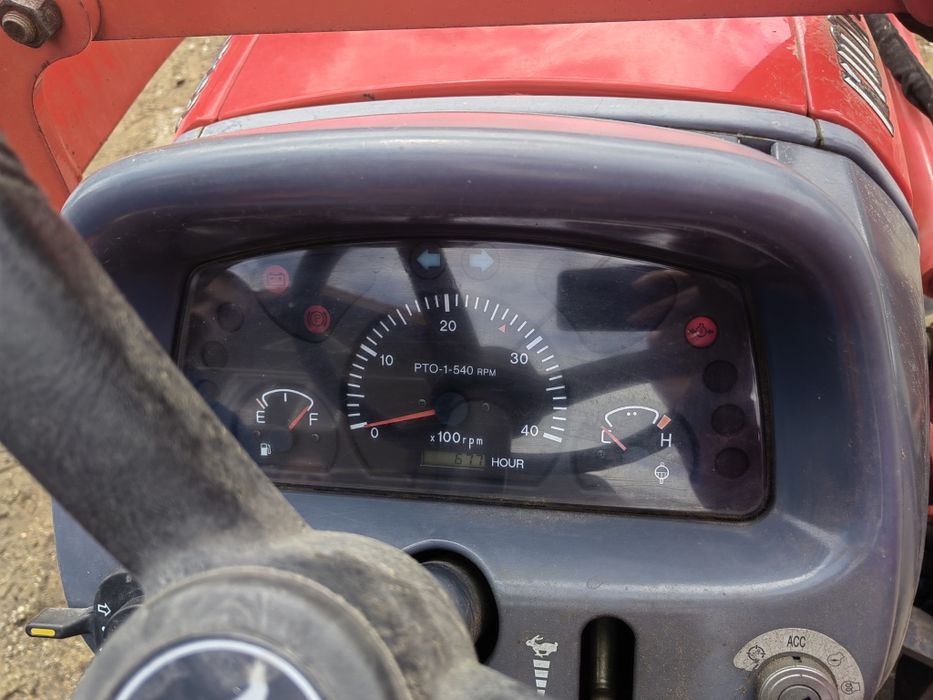 Трактор с челен товарач