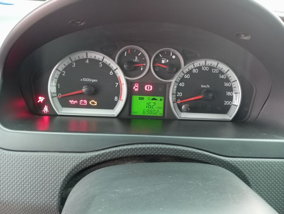 Mashina holati zoʻr bitta kreloda petno bor