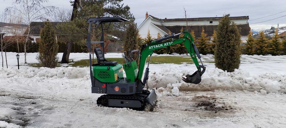 Mini excavator Attack de uz personal