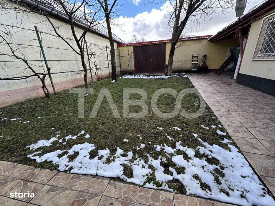 Casa familiala pentru locuit sau vacanta , spatioasa si confortabila .