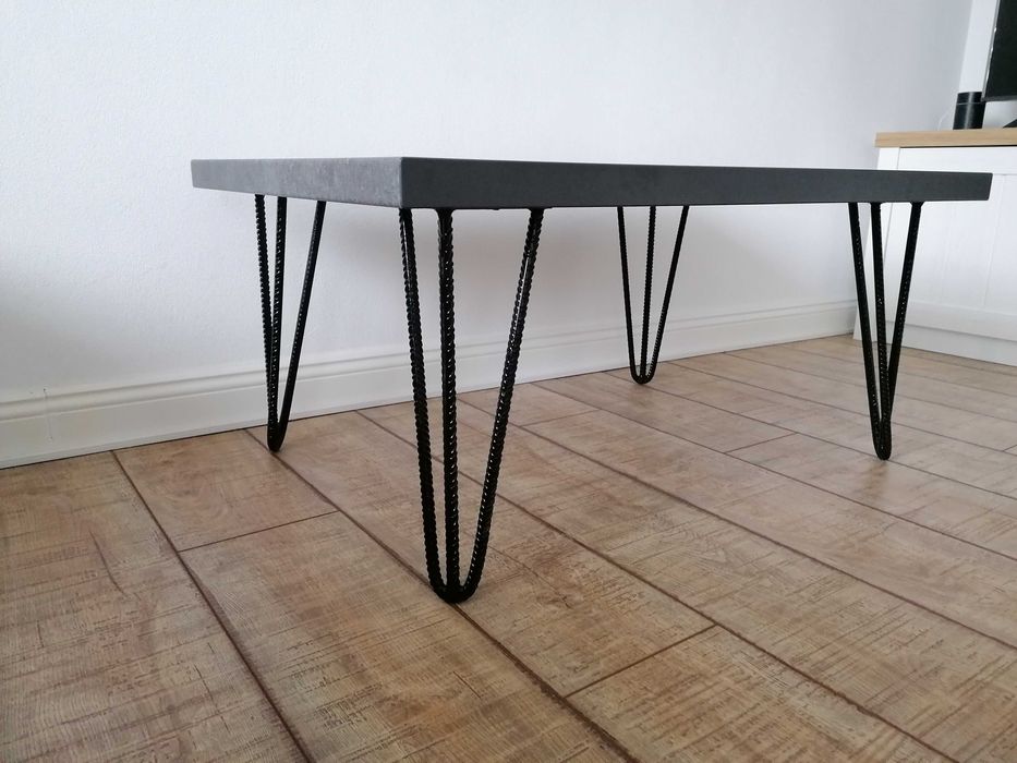 Masa nouă, culoare gri cu picioare metalice.