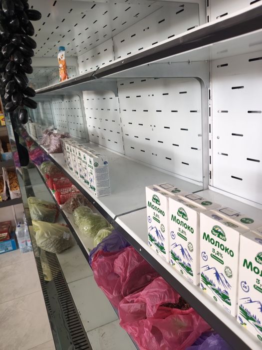 Vetrina holodilnik meva quyadigan