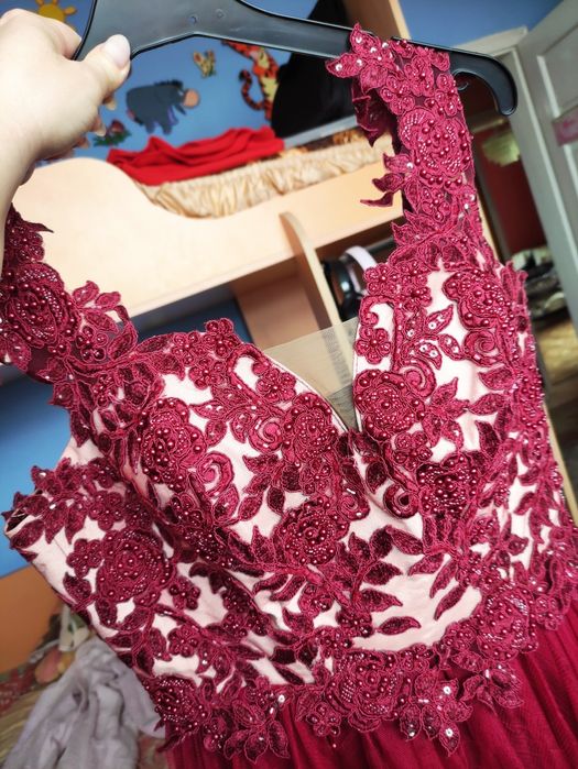 Бална рокля в цвят бордо