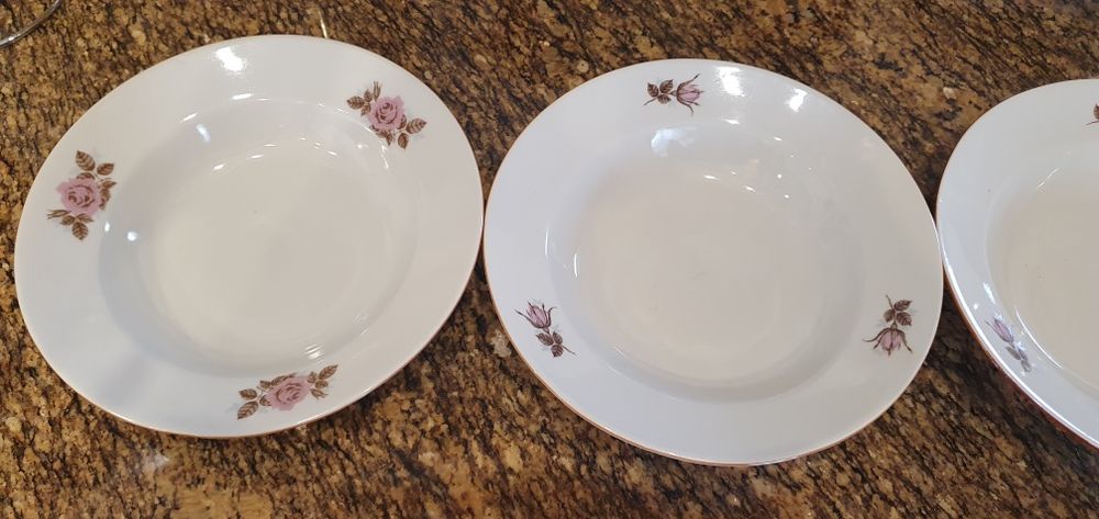 Чисто нови порцеланови чинии от соца и комплект употребявани