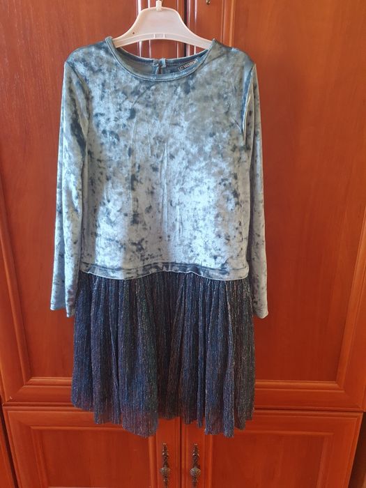 Қыз баланың киімдері сатылады