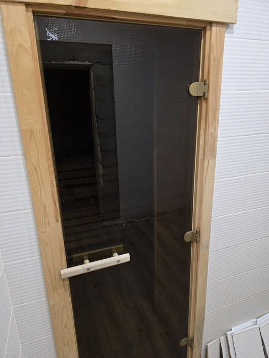 Продам стеклянную дверь для сауны