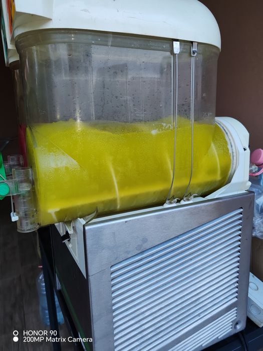 Aparat  dozator suc granita bras ugolini italian, 2 cuve, stare foarte buna. Fulgi cu gheata sau băuturi reci