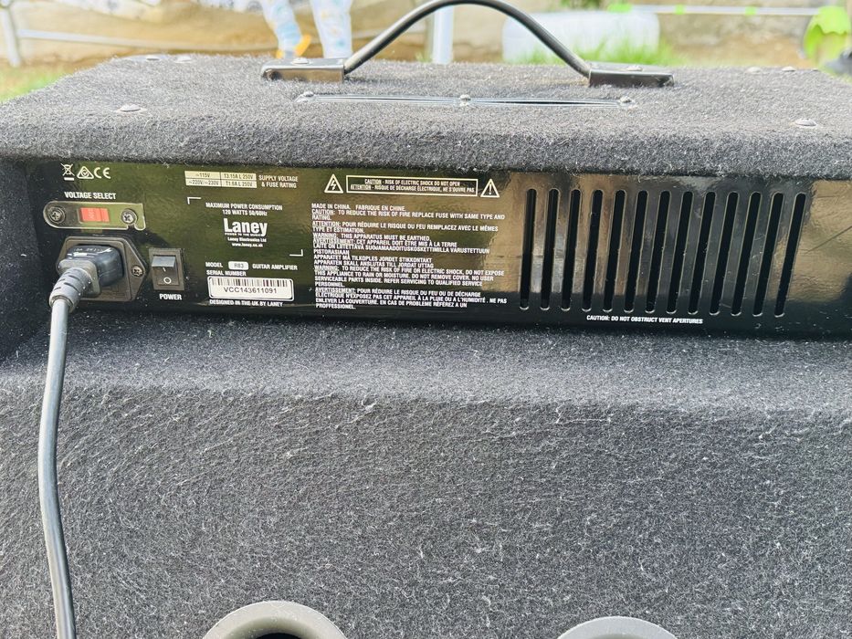 Chitară bas electro-acustică Fender cu combo