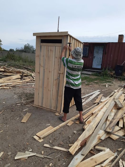 Продам туалеты и будки для собак.
