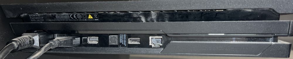 Ps 4 Pro 1TB + 2 controllere