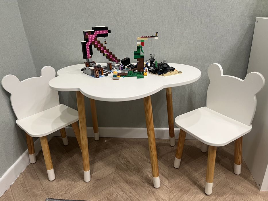 Детский стол и два стула