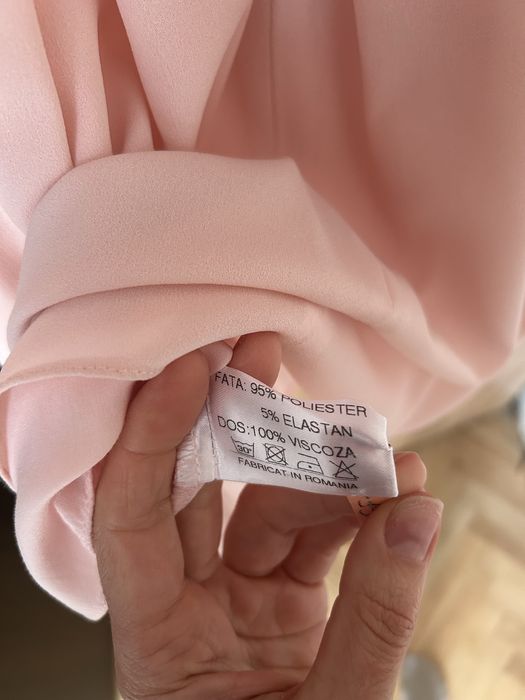 Дамска официална къса рокля с колан от камачета