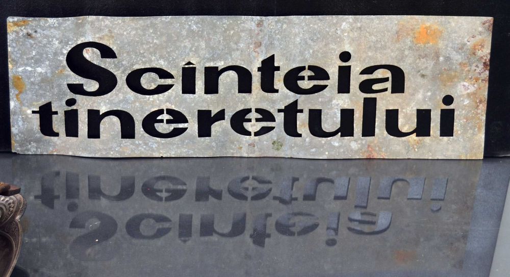 Șablon din tablă zincată folosit la publicitatea ziarelor în comunism