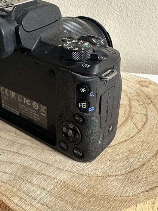 Vând cameră mirrorless Canon EOS M50