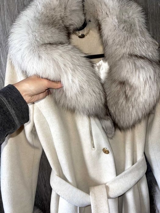 палто бяло беж слонова кост естествен косъм лисица и кашмир яке дамско