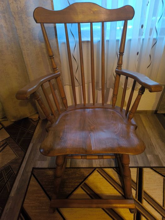 Дървени люлеещи се столове