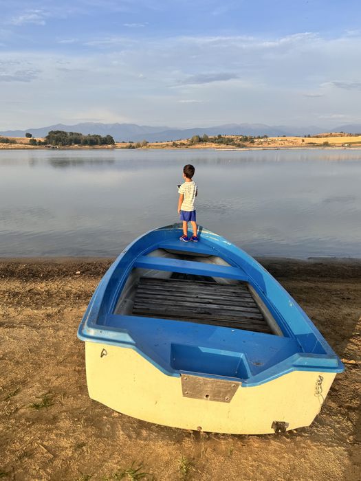 Каравана с навес и лодка на яз. Логодаж