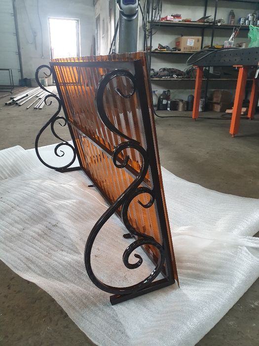 Козырек над входной дверью