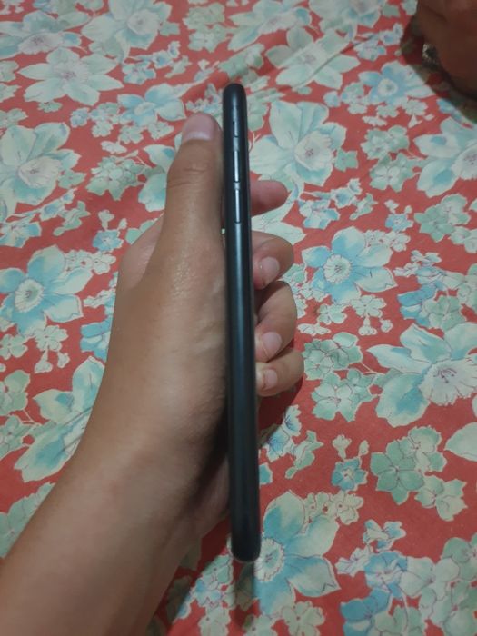 Iphone xr sotiladi srochni oladiganlar bólsa telfon qilinlar aybi yòq