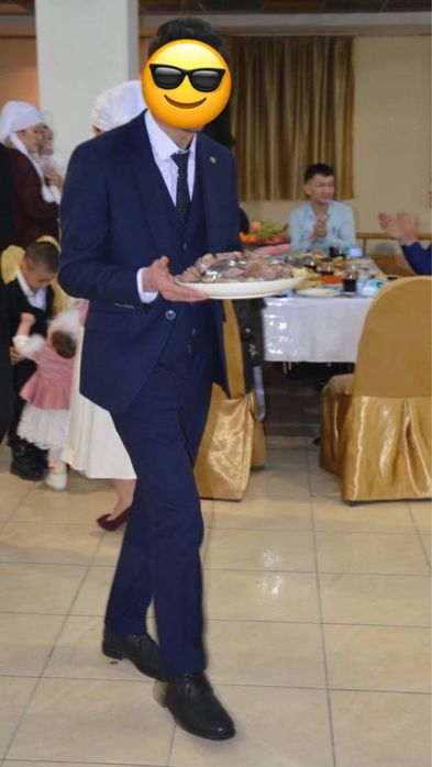 Продам 2 костюма тройки Турция