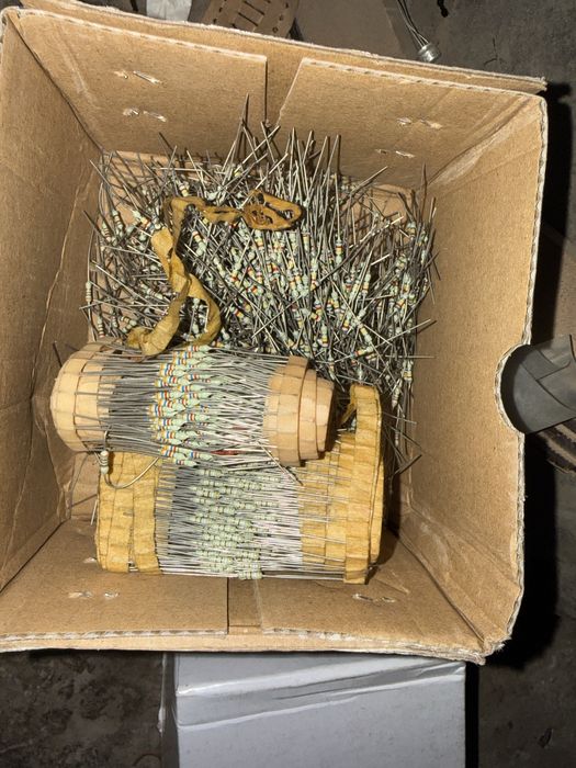 Конденсатор, регулятор, кнопка, резистор, теристор, транзистор.