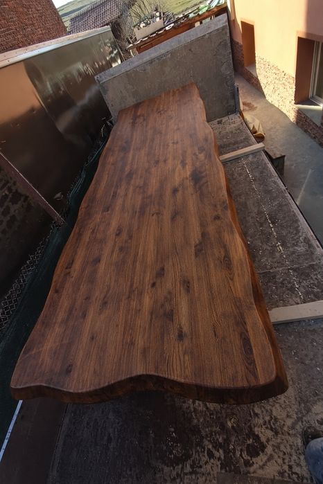 Маса и пейки жив ръб