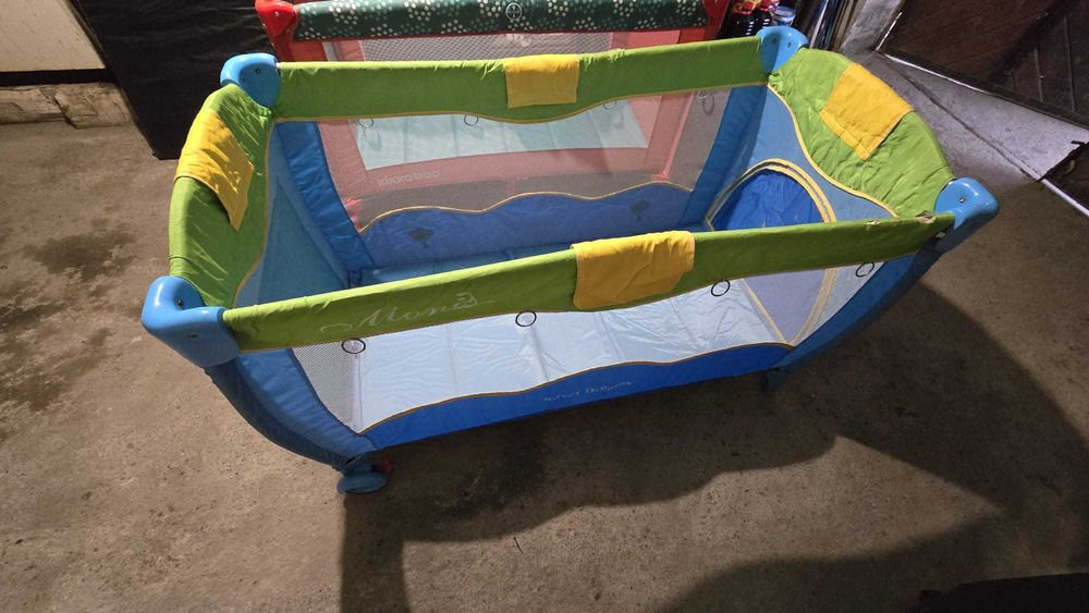 Продавам 2 броя сгъваеми детски кошарки с допълнителни матраци