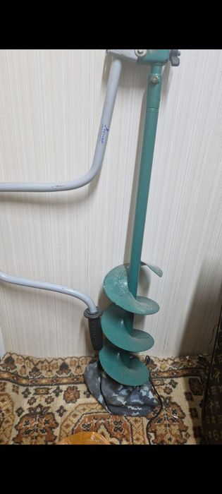 Ручной бур для зимняя рыбалку