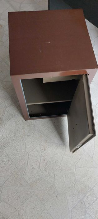 Продавам метална каса, сейф