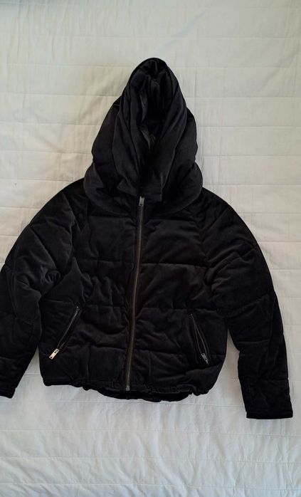 Черно дамско кадифено яке с качулка