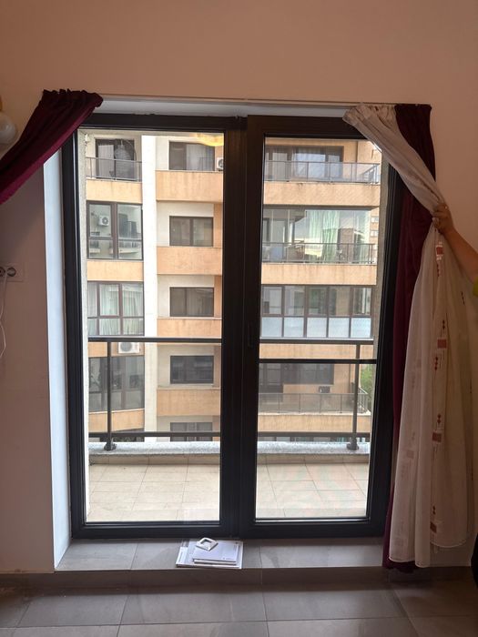 Set termopane Rehau apartament maro inchis cu plase de tantari.