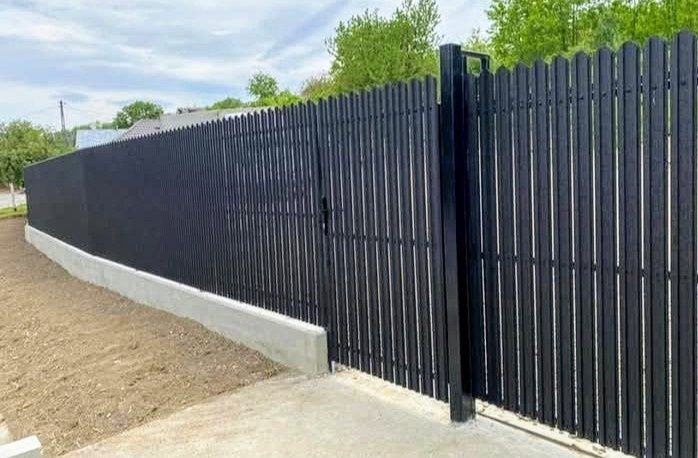 Construim garduri din șipcă metalică porți și alte modele de gard