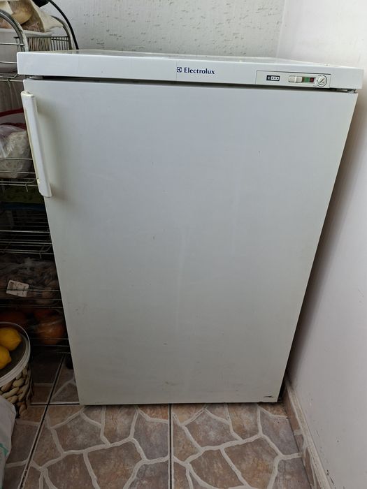 Прадавам работещ фризер      Electrolux запазен