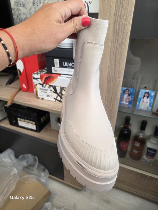 Чисто нови боти!
GUESS-38 номер , 100 лв.
 Tommy Hilfiger-39 номер , 1