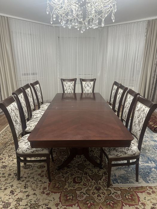 Стол со стульями