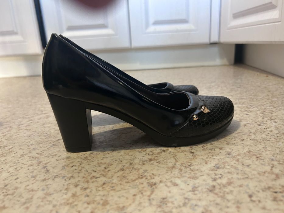 Продам туфли лакированный