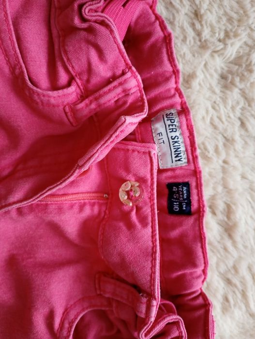 Vând adidași,ofer gratis gecuta și pantalonii