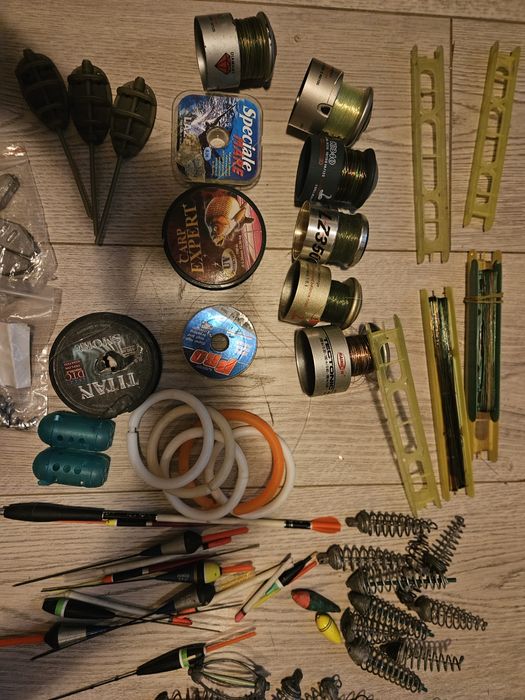 Lot accesorii pescuit – plute, momitoare, arcuri, plumbi și alte accesorii