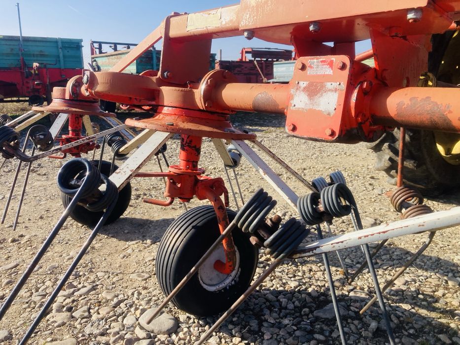 Grebla de risipit, imprastiat fan, iarba, paie Kuhn 4.40 m, roti late