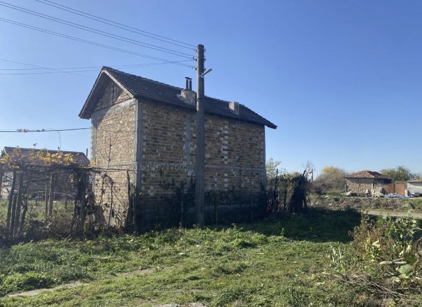 Продавам двуетажна къща