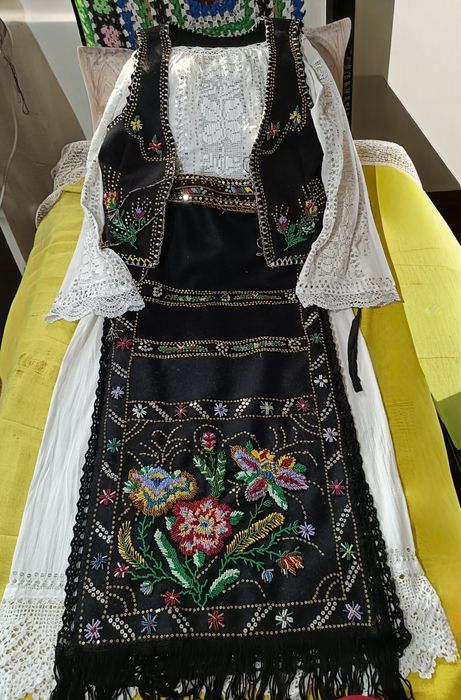 Costum popular de vânzare