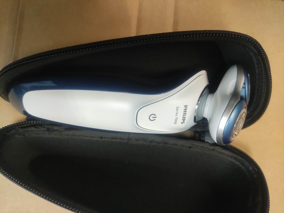 Продавам philips serie 7000