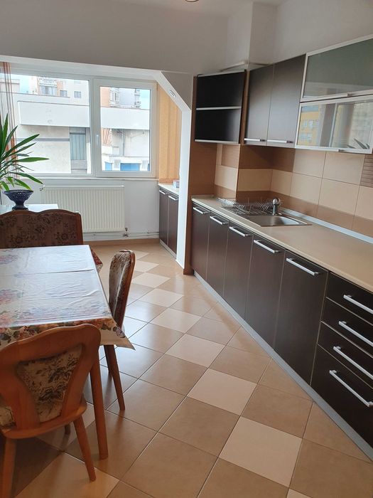 Apartament cu 3 camere, decomandat, Deva, zona Lido